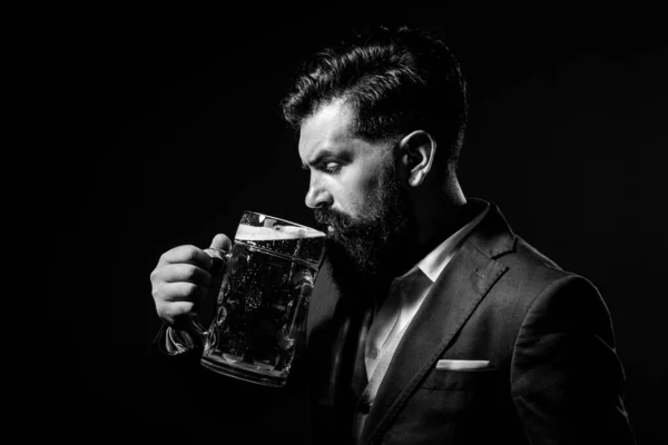 Profil portret brodatego hipstera człowieka trzyma piwo rzemieślnicze izoalted na czarno. — Zdjęcie stockowe