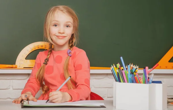 Schoolmeisje doet huiswerk. Onderwijs en studie. Afstandsonderwijs voor kinderen. Thuisonderwijs tijdens de quarantaine. Blijf thuis entertainment. — Stockfoto