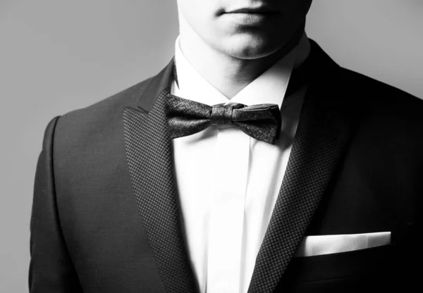 エレガントな男性のファッション。黒のスーツ。黒のスーツの紳士。クラシックなフォーマルスタイリッシュな服. — ストック写真