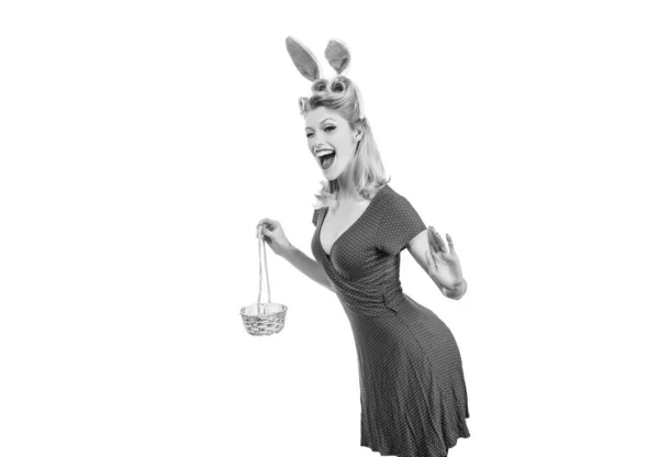 Belle fille blonde avec des oreilles de lapin et oeuf de Pâques. Concept d'oreilles de lapin. Femme lapin. Cartes de Pâques. Fond blanc isolé. Chasse aux œufs de Pâques - concept du jour de Pâques . — Photo