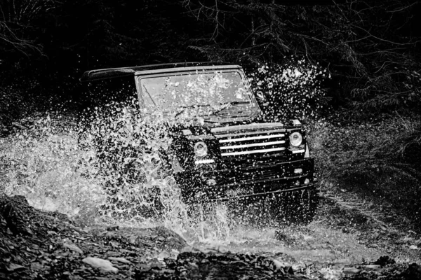 Viaggio fuoristrada su strada di montagna. Fango e acqua schizzano fuori dalle corse su strada. Trascina auto da corsa brucia gomma. Estrema. Auto fuoristrada. Trekking di viaggio 4x4. Rally di corsa . — Foto Stock