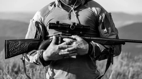 Uomo cacciatore. Cacciatore con potente fucile con Ambito di applicazione Avvistamento animali. Caccia illegale al bracconiere nella foresta. Hunter con un fucile in un tradizionale abbigliamento da tiro . — Foto Stock