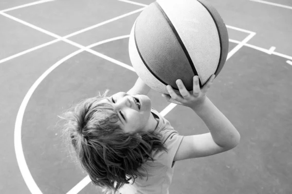 O retrato do menino joga basquetebol. Conceito de esportes infantis. — Fotografia de Stock