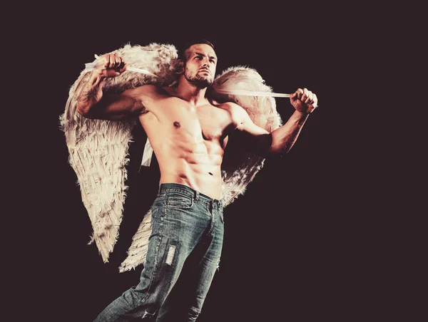 Vleugels, man engel. Topless shirtloos mannelijk model op zwart. Naakte jongen.. — Stockfoto