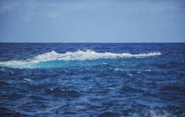 Абстрактний морський природний фон. Водні хвилі на сонячному світлі з копіювальним простором. Тропічний пляж. Місце для поливу. Аква морська поверхня води . — стокове фото