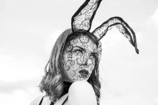 감각적 인 여성들은 더 좋은 명절을 준비하고 있습니다. 토끼 귀를 가진 매력적 인 젊은 여성. 클로즈업 사진. — 스톡 사진