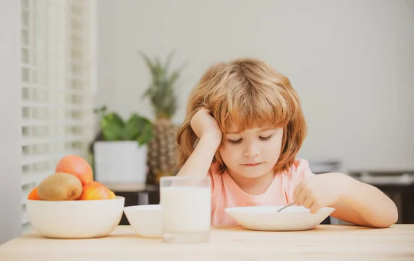 Grappig kind met een bord soep. Kinderdiner. — Stockfoto