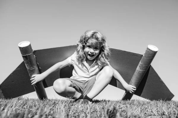 快乐的孩子在公园玩耍。玩玩具纸翼的孩子. — 图库照片