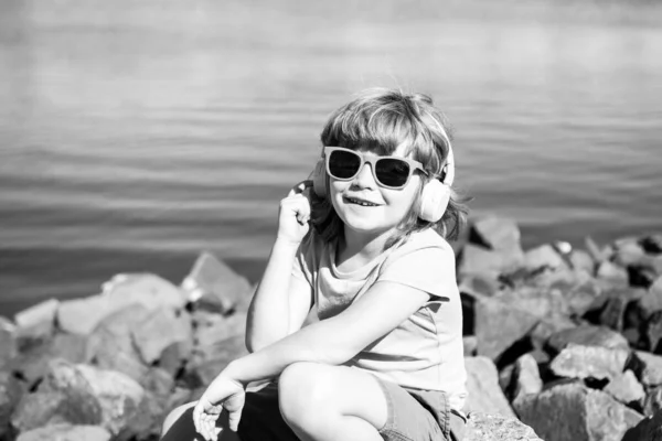 Vibras de música de verano. Niño con auriculares. Niño en auriculares escuchando músico al aire libre. —  Fotos de Stock