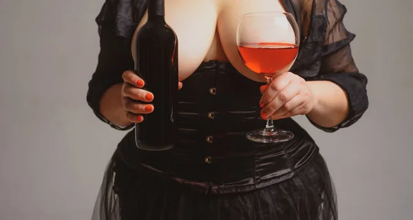 Weinfest. Frauen mit großen nackten Brüsten Brüste. Rotwein im BH zwischen Brüsten. Frau Plus Size posiert mit einem Glas Wein. XXL-Größe. — Stockfoto