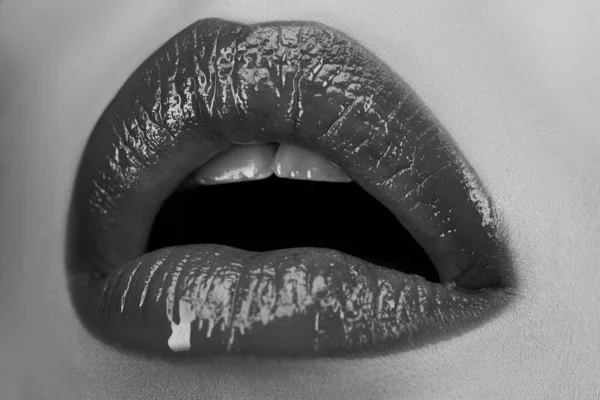 Σέξι γυναικεία χείλη, ανοιχτό γυναικείο αισθησιακό στόμα. Χείλη με κόκκινο κραγιόν. — Φωτογραφία Αρχείου