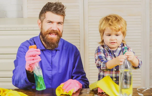Familjetid. Pappa med son och städutrustning. Pappa och barn har kul när de städar. Man med barn leker med tvålar. — Stockfoto