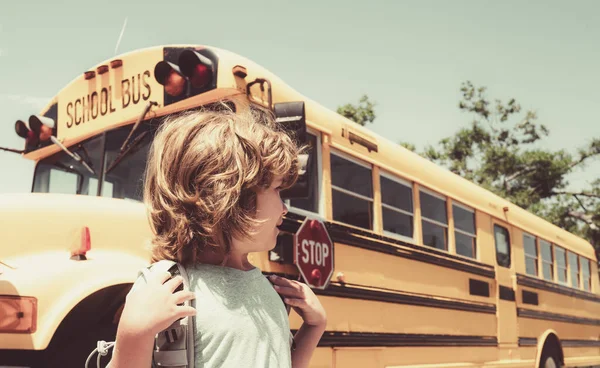 Zurück zur Schule. Kind aus der Grundschule mit Buch und Tasche. Bildung. — Stockfoto