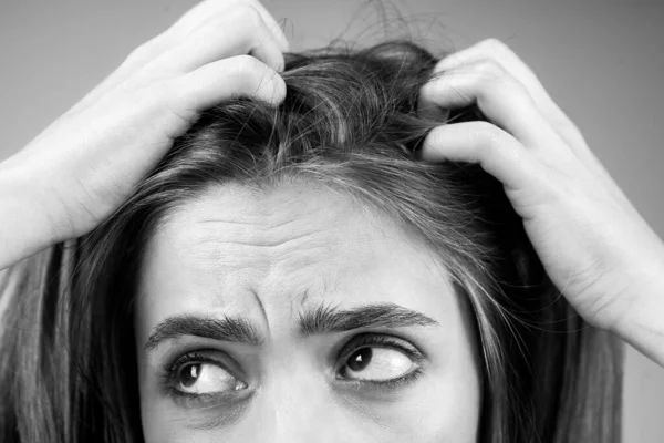 Mujer triste mirando el cabello dañado, el problema de la pérdida de cabello. Estudio aislado retrato, espacio de copia. —  Fotos de Stock
