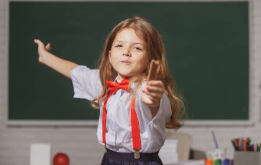 İlkokul öğrencisi komik bir kızın çikolatalı portresi. Eğitim süreci.