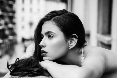 Açık havada şehvetli bir kız. Şehir moda portresi. Modaya uygun bir kadın balkonda.