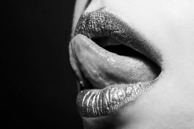 Dudaklar. Kozmetik ürünleri reklam yapıyor. Güzel dişi mükemmel kırmızı dudaklar..