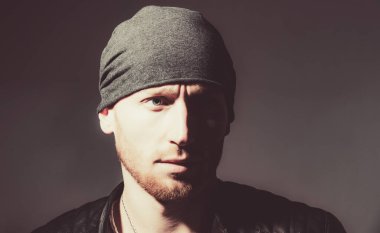 Genç bir adamın yakın portresi. Yakışıklı adam yüzü..