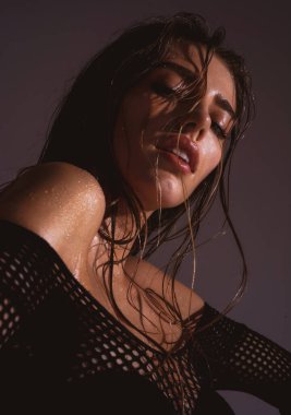 Güzel, zarif bir kadının stüdyo portresi. Yüksek model..