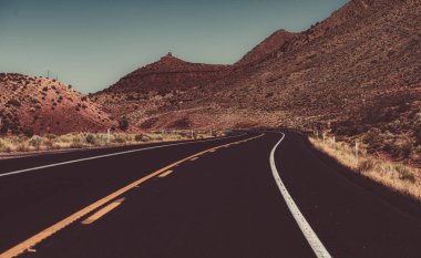 Güneşli yaz gününde asfalt yolda. Highway, Arizona, ABD.
