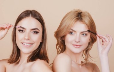 Kaş bakımı ya da canlı bir bakış. Mükemmel kaşlar. Makyaj düzeltmesi. Makyaj fırçalı bir kadın. Güzellik.