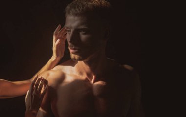 Güzel, genç bir aşığın yakın yüzü. Aşık bir adam. Kucaklayan, romantizm ve şefkat dolu..