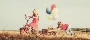 Komik çocuklar. Arkadaşlık ve destek. Yaz tatili. Yaz tarlasında mutlu bir çocuk. Şirin küçük çiftçiler. Bahar tarlasında çalışan kardeşler..