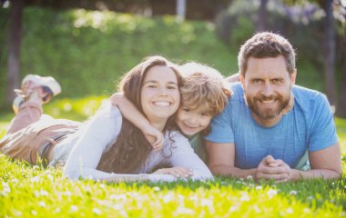 Mutlu aile kucaklaşması ve kucaklaşması kavramı..