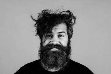 Günaydın, mutlu komik adam, gülümse. Yakışıklı, gülümseyen genç adam. Olumlu insan yüz ifadeleri ve duyguları. Akşamdan kalma gülümseyen hippi, yüzünü kapat. Yine Pazartesi sabahı..