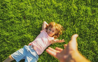 Çocuk baba elini çeker. Beni takip et, güneşli bir günde el ele yürüyoruz. Çocuğun biri erkeğin elini tutuyor ve onu doğaya götürüyor..