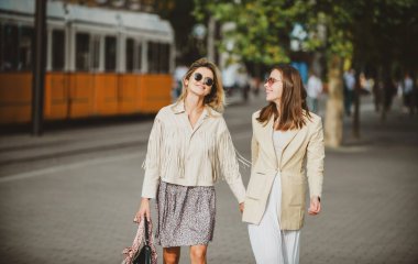 Heyecanlı hippi kızlar şehirde harika vakit geçiriyorlar. Komik bir tatil, romantik bir seyahat. En iyi bayan arkadaşlar eğleniyor ve sokakta yürüyor..