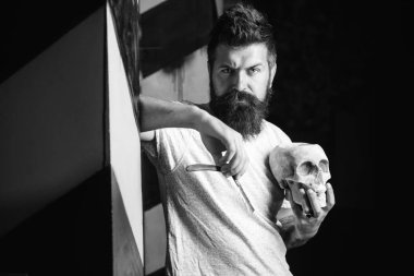 Eski ahşap arka planda fotokopi alanı olan berber aletleri. Berber dükkanı. Şık erkek sakalı portresi. Kuaför makas ve tarakla saç stili ve stili yapıyor. İnce Kesikler.