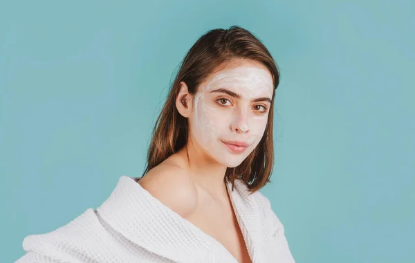 Kadın yüzü, yüz maskesi kremi ile güzel bir kadın modelin portresi, izole edilmiş. Cilt bakımı ve sağlıklı cilt, spa yüz tedavisi konsepti. — Stok fotoğraf