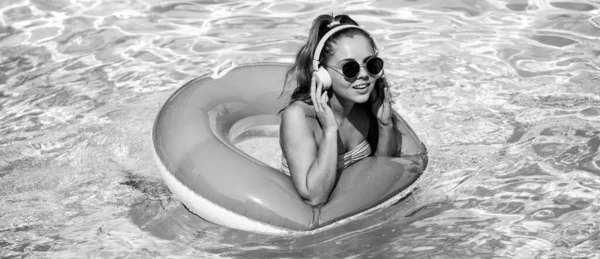 夏天情绪的概念。游泳池度假胜地。女孩在游泳圈。夏天的日子. — 图库照片