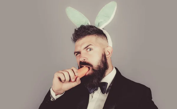 Wesołych Świąt i zabawny dzień Wielkanocy. Króliczek królik człowieka jeść marchewki. Cute bunny. Z okazji Wielkanocy. — Zdjęcie stockowe