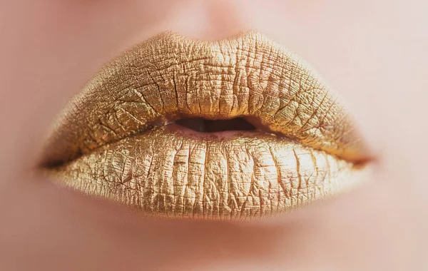 Seksowne usta. zbliżenie sexy piękne kobieta złote usta odizolowane. Złota szminka. — Zdjęcie stockowe