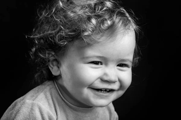 Un bambino sorridente, un bel sorriso. Ritratto bambino caucasico da vicino. Faccia da bambino. Isolato su studio nero. — Foto Stock