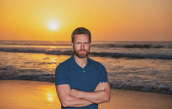 Homem na praia. Lindo homem elegante vestindo camisa elegante. Luz do pôr-do-sol. — Fotografia de Stock