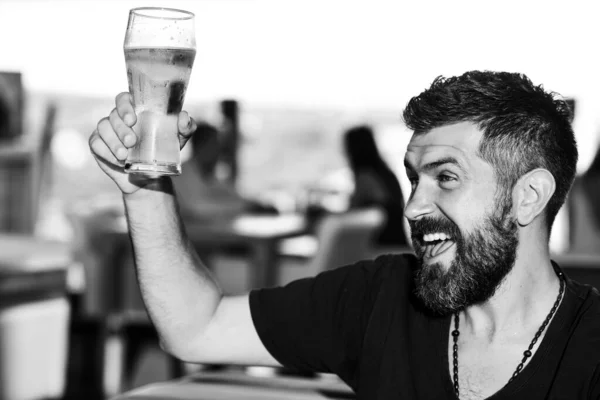 Šťastný elegantní muž pije pivo. Sexy vousatý muž s otevřeným úsměvem a velkým džbánem piva v ruce. Vousáč pije pivo. — Stock fotografie