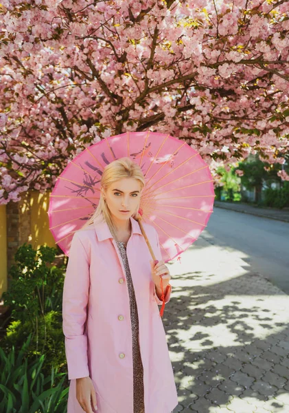 Весняні дівчата моди. Красива молода жінка в рожевій сукні в квітковому саду з рожевими квітами . — стокове фото