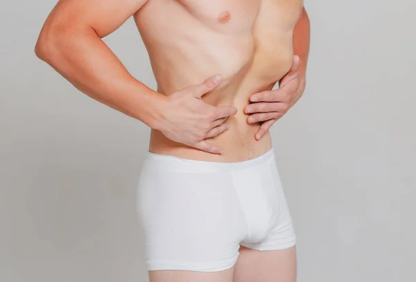 Naakte man slanke maag. Fitness en gezonde levensstijl. Mannetjes ondergoed. Vacuümoefening. — Stockfoto