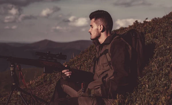 Hunter con un rifle de caza en el bosque de otoño. Caza en América. Caza en bosque de primavera . —  Fotos de Stock