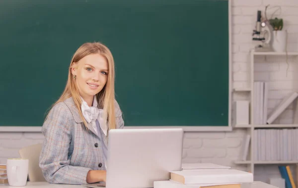 Női hallgató az egyetemen, iskolai oktatás, Fiatal nő tanul főiskolai osztályteremben táblán háttér. — Stock Fotó