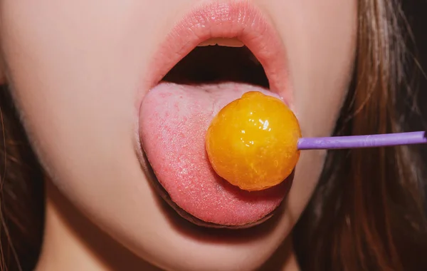 Close up lips with lollipop isolated, sexy blowjob, sensual mouth with lipstick eats sweets. Sexy design for women and girls. Beauty lips. —  Fotos de Stock