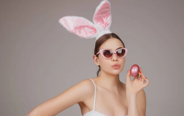 Lapin de mode fille avec oeuf de couleur. Chasse aux œufs de Pâques. Femme souriante aux oreilles de lapin. — Photo