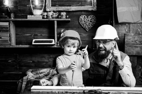 Padre e hijo soñando con una futura carrera en arquitectura o construcción. Infancia, concepto de crecimiento infantil. —  Fotos de Stock