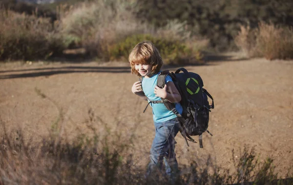 Niño en camping con mochila senderismo. Turista niño va a una caminata — Foto de Stock