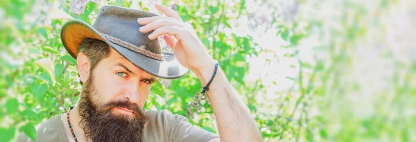 Banner de primavera del hombre al aire libre. Retrato de hombre de mediana edad en tierras de cultivo. Retrato de hombre guapo sobre fondo de primavera. —  Fotos de Stock