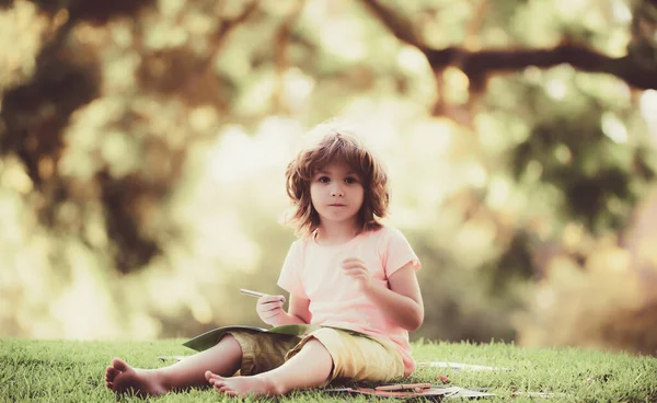 Istruzione a distanza. Scuola bambino allievo apprendimento nel parco al di fuori. — Foto Stock