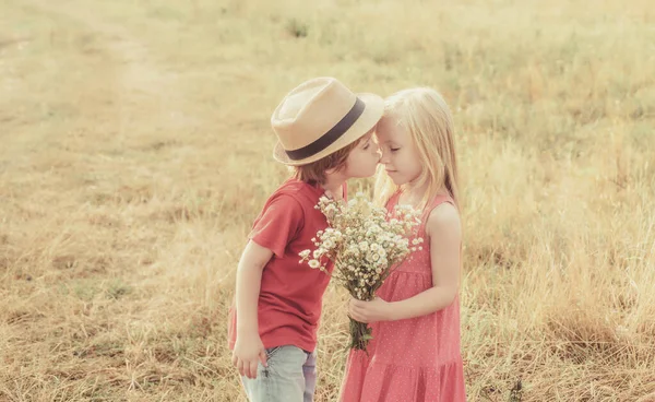 San Valentino bambino cupido. Estate in campagna. Biglietto d'auguri d'Arte festivo. Dolce infanzia. Angeli innamorati. Assistenza all'infanzia. Bambini che si divertono in campo sullo sfondo della natura . — Foto Stock